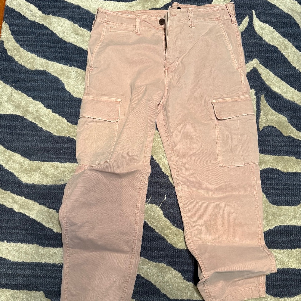 *EUC* Unisex American Eagle Cargo Pants. Light Pink. Size 32x30